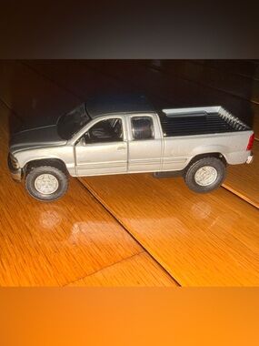 Chevy Silverado 1:48 silver diecast toy car pickup truck by Maisto